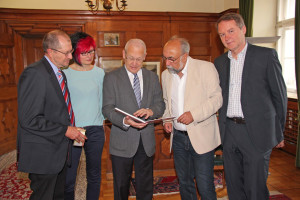 vlnr: Gerhard Ecker, Petra Beer, OB Ivo Holzinger, Wolfgang Bähner, Volkmar Thumser Foto: Pressestelle der Stadt Memmingen