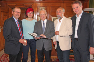 vlnr: Gerhard Ecker, Petra Beer, OB Ivo Holzinger, Wolfgang Bähner, Volkmar Thumser Foto: Pressestelle der Stadt Memmingen