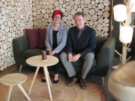 Petra Beer und Volkmar Thumser im Foyer des neuen Hotels