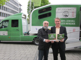 Bezirksräte Wolfgang Bähner und Volkmar Thumser vor dem Pflegetruck