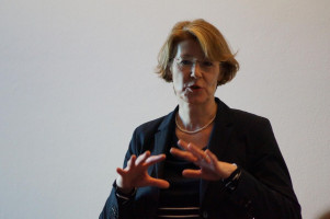 Ulrike Bahr erklärt die Arbeit einer Abgeordneten