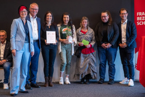 Von links Musiker Armin Meyer von M.A.N. Unplugged, Petra Beer, Volkmar Thumser, Dr. Christine Brönner und ihr Team von Re-Box und Frederik Hintermayr