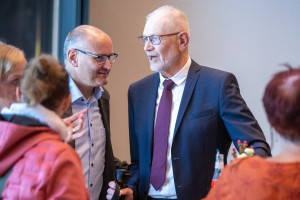 Preisträger Christian Zuber (rechts) im Gespräch mit 1. Bürgermeister Martin Paninka, Asbach-Bäumenheim