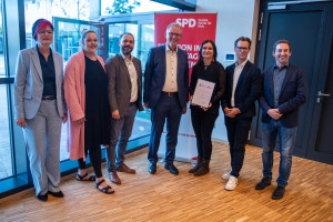 Die Vertreter der SPD Rain am Lech, dabei 3. Bürgermeister Daniel König, mit den Re-Boxern