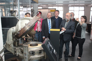 vlnr: Petra Beer, Dr. Gerhard Ecker, Volkmar Thumser und Wolfgang Bähner an einer historischen Hutmaschine, mit Museumsleiterin Angelika Schreiber