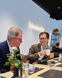 Volkmar Thumser und Frederik Hintermayr im Gespräch in der Kantine des Bezirks "Schwaben-Eck"