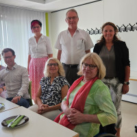 Von links sitzend Regina Sproll, Frederik Hintermayr, Gertrud Bliemert-Prestele, Verena Gotzes, stehend Petra Beer, Volkmar Thumser und Birgit Steinle