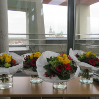 Blumen in den Bezirksfarben rot und gelb für die Preisträger