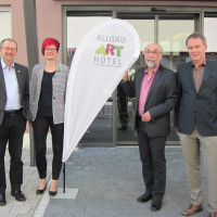 von links nach rechts OB Dr. Gerhard Ecker, Petra Beer, Wolfgang Bähner, Volkmar Thumser, vor dem Allgäu ART Hotel